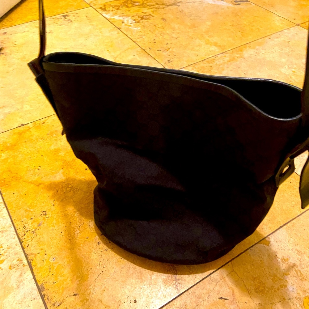 Certified authentic Gucci bucket purse and dust bag